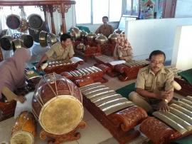 MENDUKUNG PUTAT SEBAGAI DESA BUDAYA, PERANGKAT DESA BERLATIH KARAWITAN